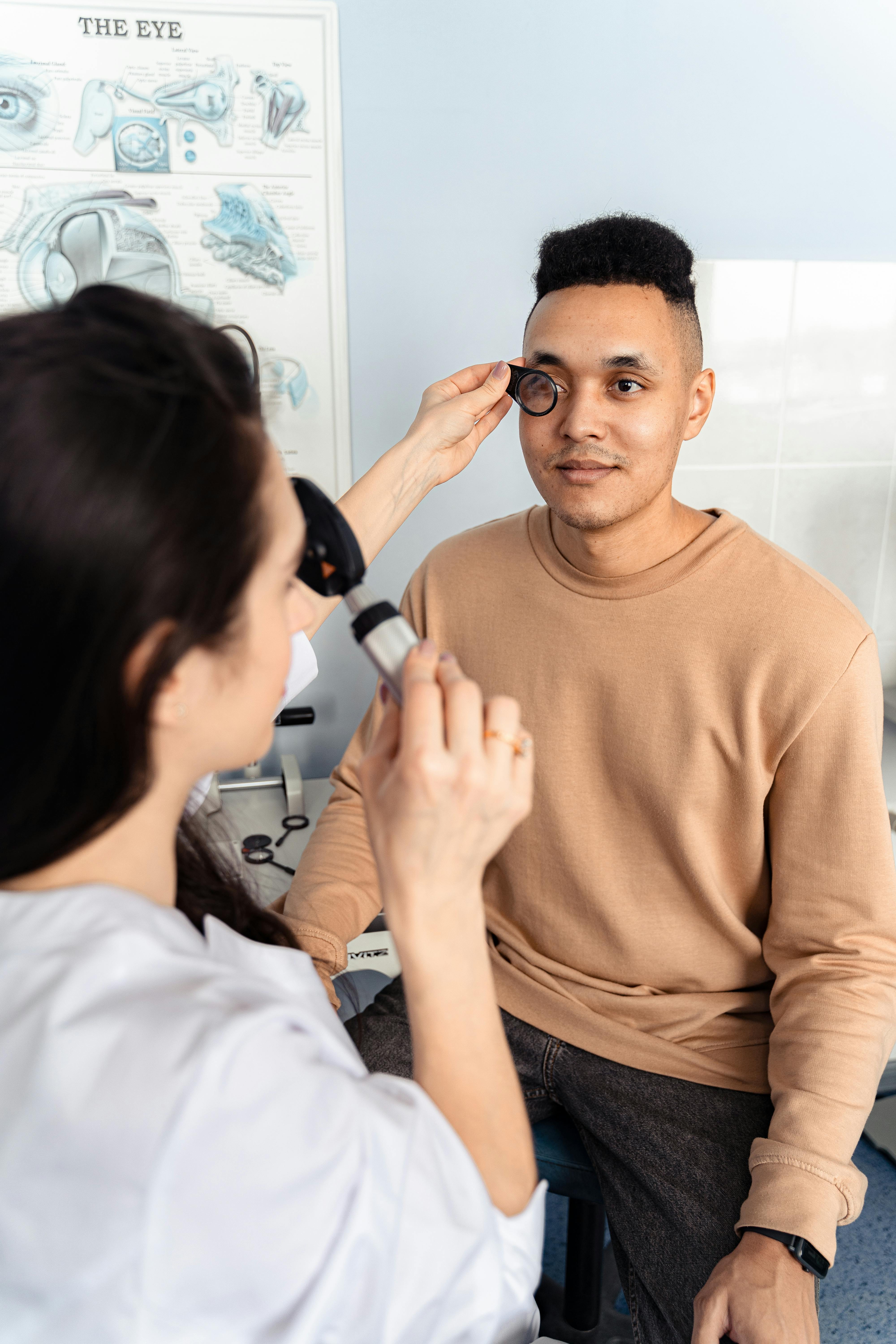 Equipe oftalmológica em atendimento